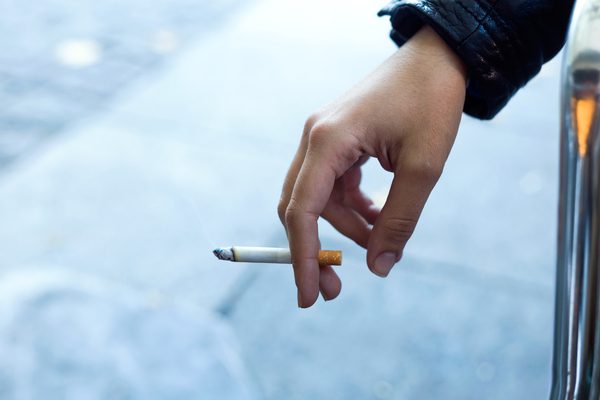 Czy kierowca ciężarówki może palić papierosy w trakcie jazdy